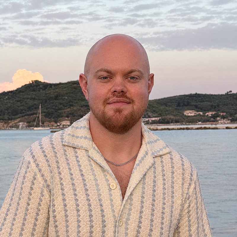 Theo Magnusson, grundare av Webbsnickarn, vid vattnet i kvällsljus